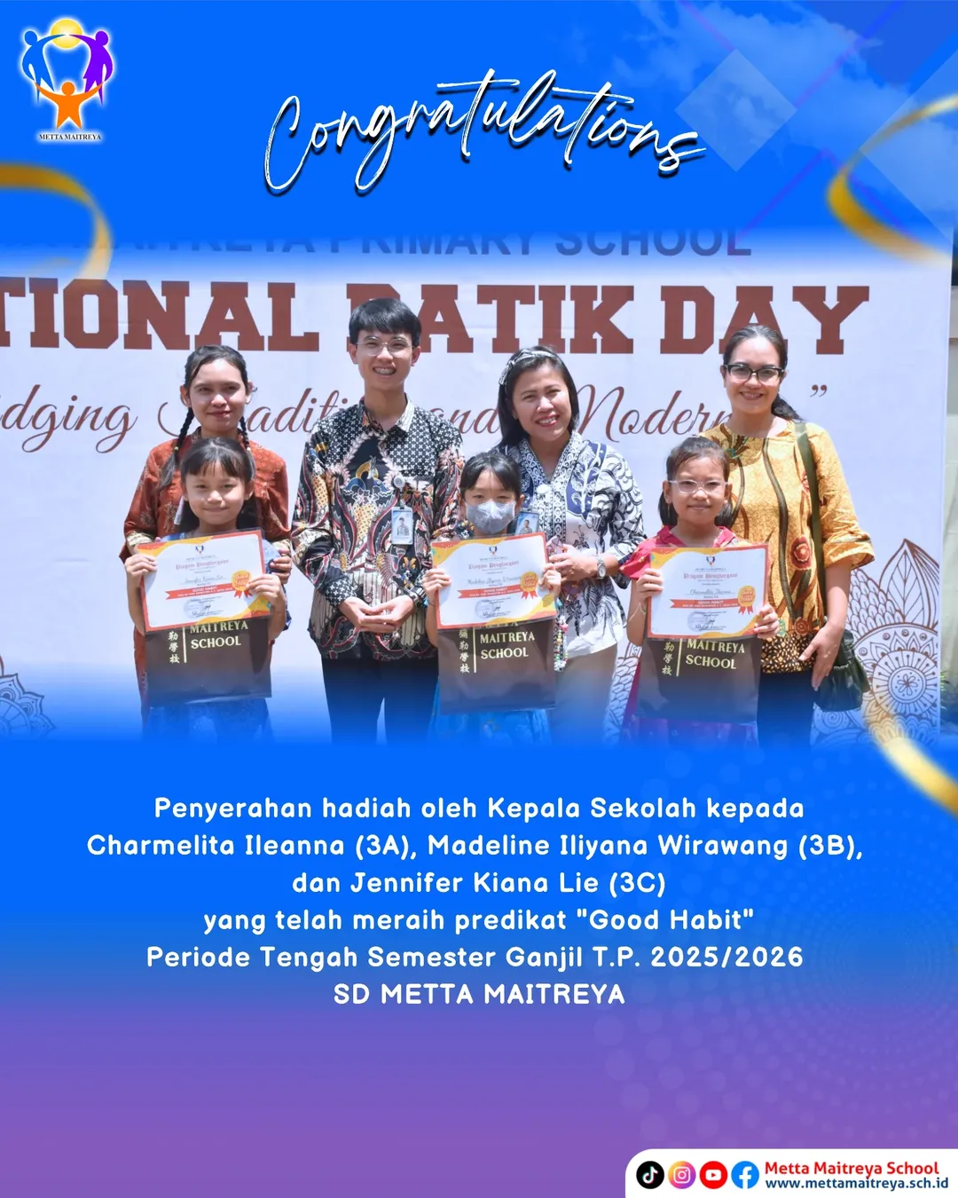 Penyerahan hadiah oleh Kepala Sekolah yang telah meraih predikat Good Habit Periode Tengah Semester Ganjil T.P. 2025-2026 Kelas 3